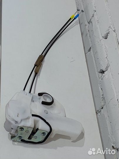 Замок боковой двери передний правый Mitsubishi