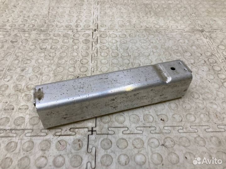 Кронштейн усилителя передний Mercedes-Benz