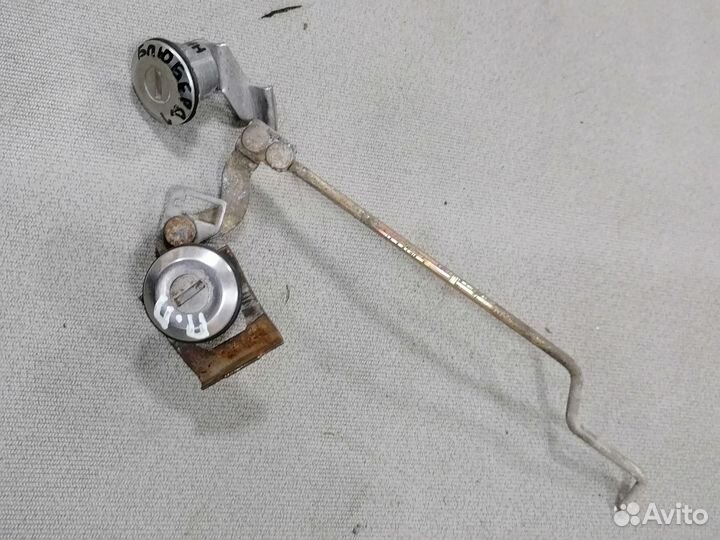 Личинка замка звери Nissan bluebird CD20 1983-90