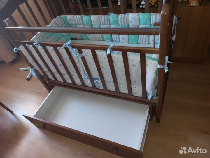 Детская кровать с маятником и ящиком