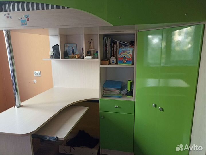 Детская кровать чердак со столом и шкафом