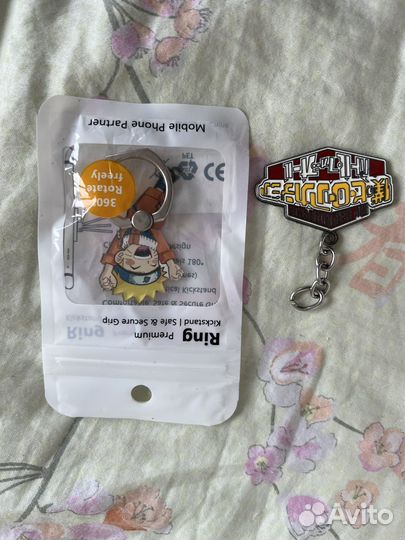 Значки, брелок и повязка аниме