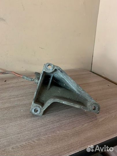 Кронштейн двигателя правый Audi 100, A6