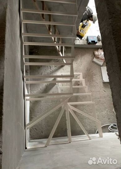 Лестницы г-образные под ключ