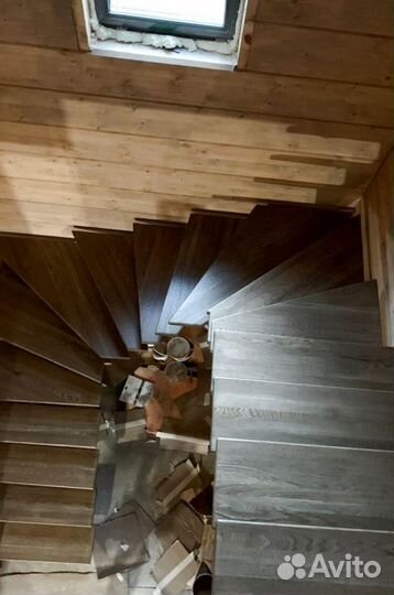 Лестница на металлокаркасе закрытого типа