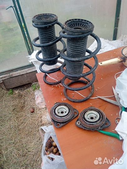 Пружины, пыльники, верхняя опора передней стойки