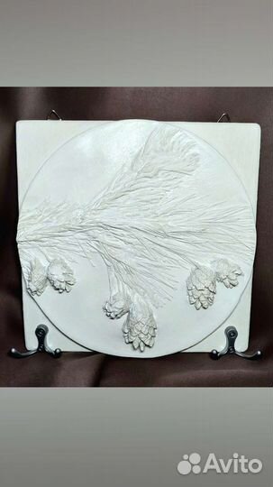 Барельеф-ключница