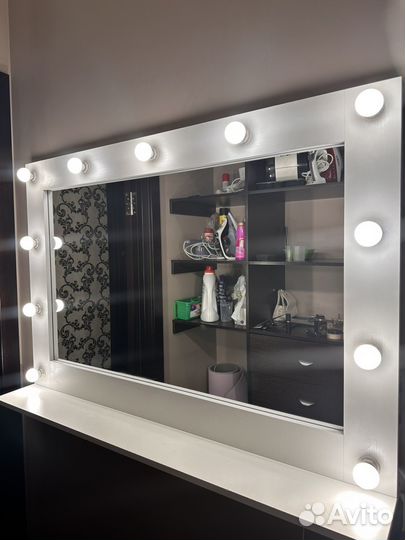 Гримерное зеркало с лампочками