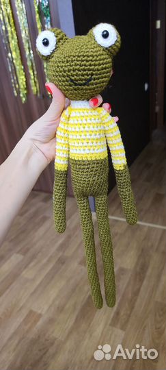 Вязаная игрушка лягушка
