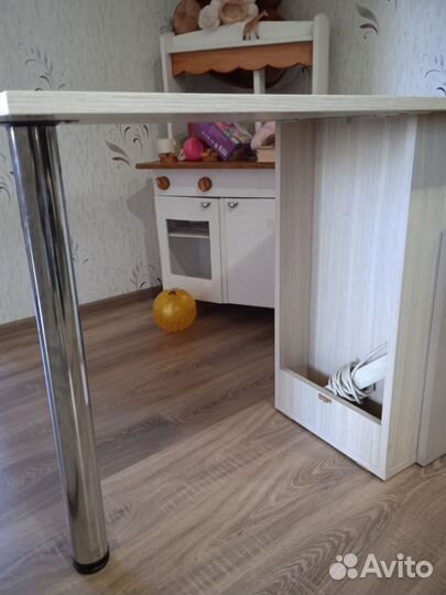 Маникюрный стол