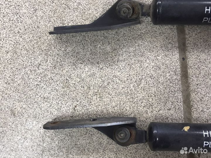 Амортизаторы багажника на mitsubishi delica, L400