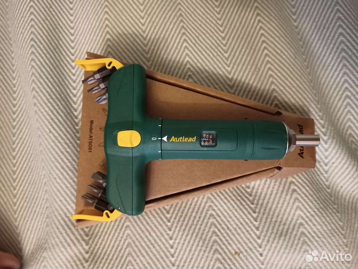 Динамометрическая отвертка, весы, штангенциркуль