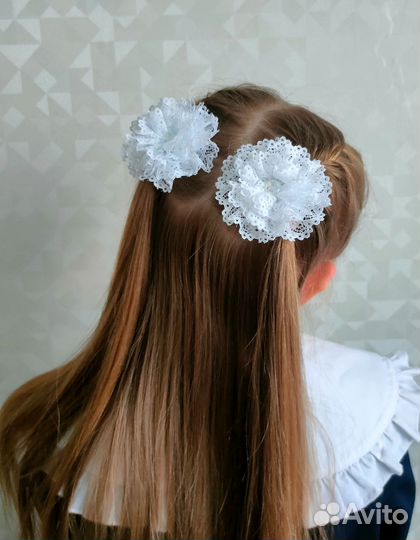 Белые кружевные бантики на резинках