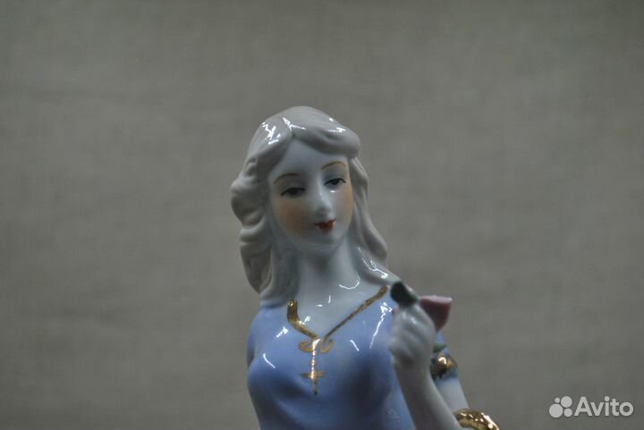 Статуэтка фарфор Девушка с корзинкой цветов