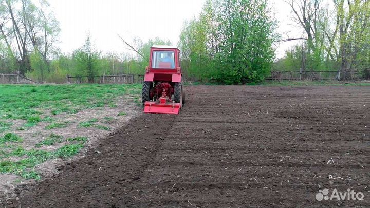 Вспахать землю трактором