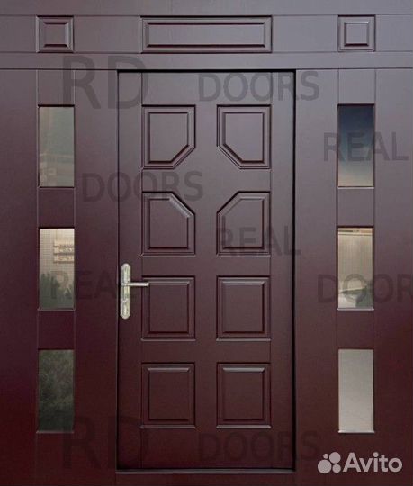 Парадная входная дверь в загородный дом