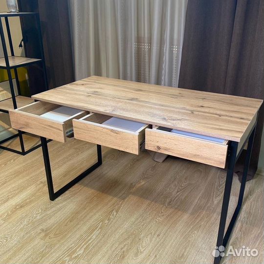 Письменный стол