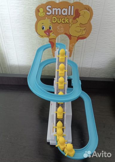Игрушка уточки на горке