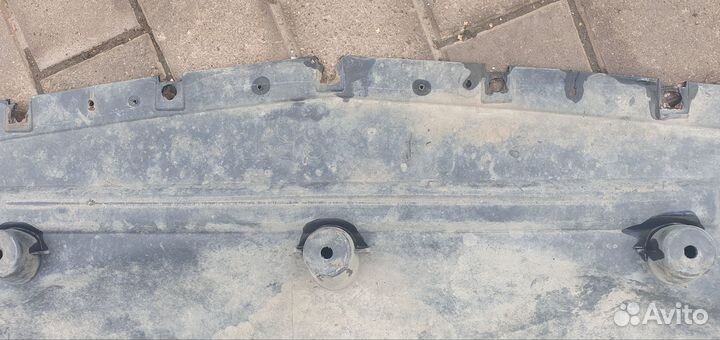 Пыльник двигателя Dodge Challenger SRT 8