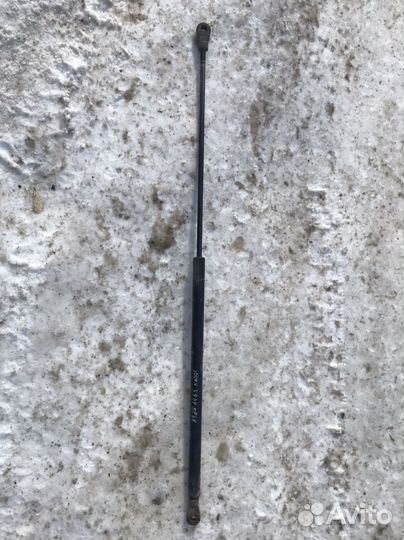 Упор капота Ауди А4 Б5