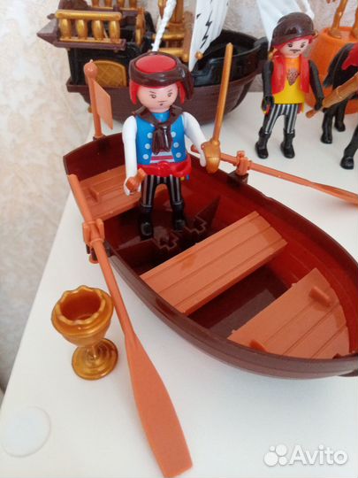 Пиратский корабль с командой