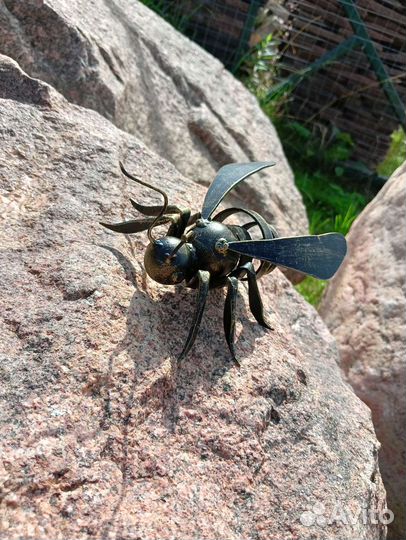 Садовая фигурка пчела