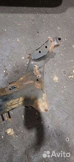 Балка подвески передняя (подрамник) NissanAlmera N