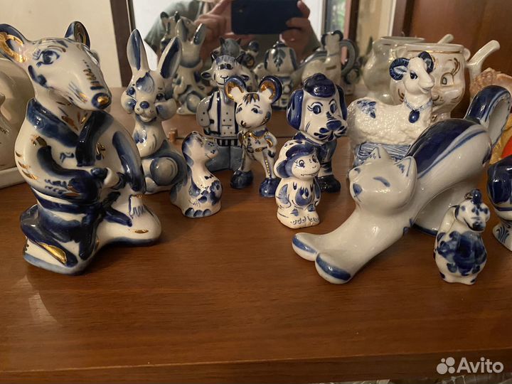 Хрустальные бокалы, гжелевые фигурки