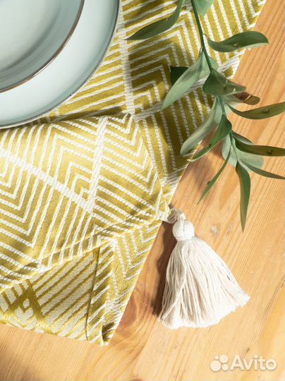 Дорожка на стол с кисточками