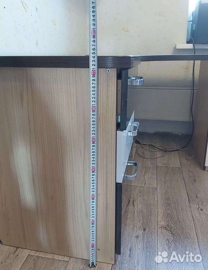 Угловой письменный стол с полками