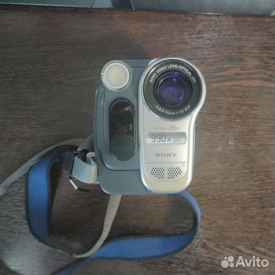 Видеокамера Sony Handycam Digital 8 990x