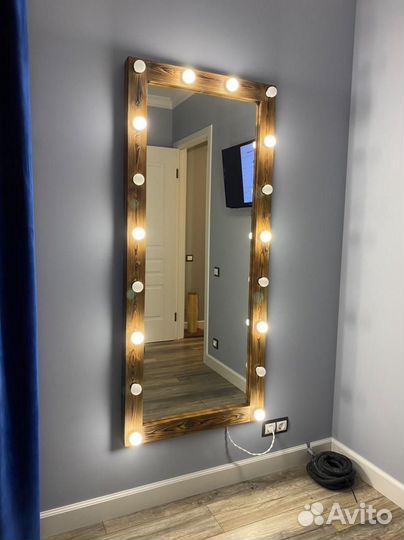 Зеркало настенное с лампами