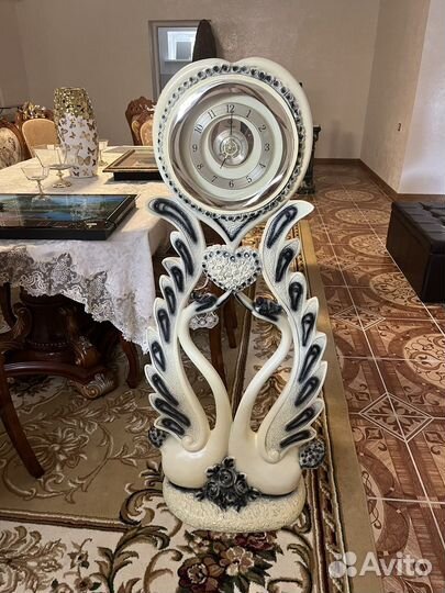 Часы в виде лебедей