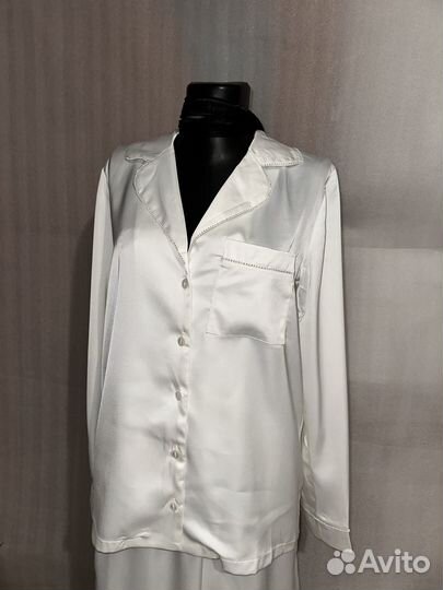 Костюм брючный шелковый со стразами