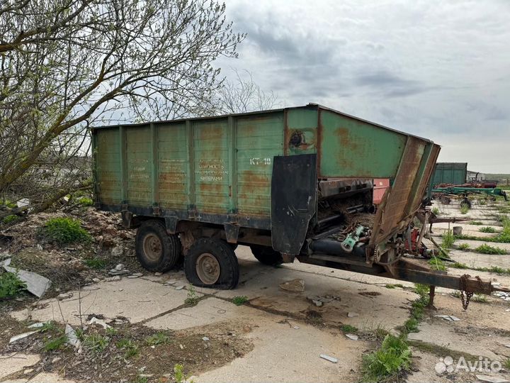 Кормораздатчик тракторный