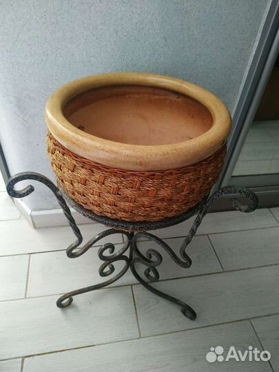 Керамический вазон плетёный, кованый держатель
