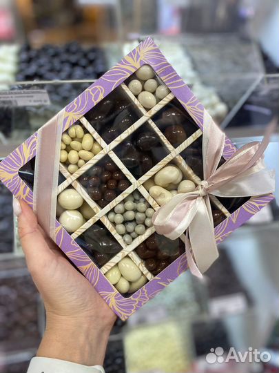 Орехи в шоколаде, коробочка сладостей (подарок)