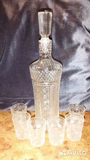 Хрустальный графин и стопки