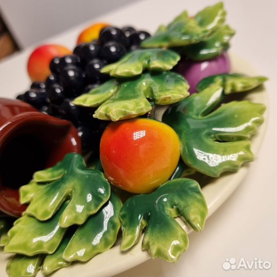 Декоративная керамическая тарелка с фруктами