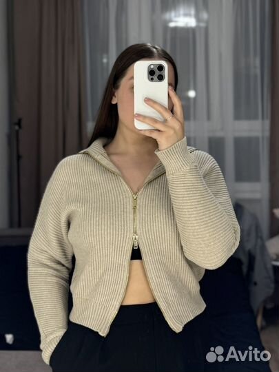 Свитер на замке