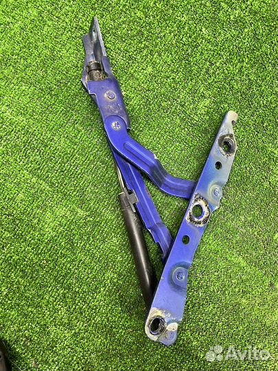 Петля крышки багажника R L Nissan Primera P11