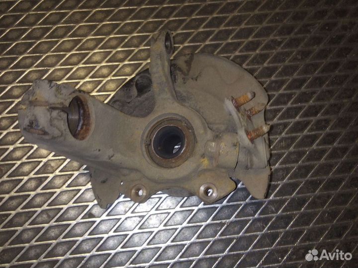 Поворотный кулак правый.skoda rapid