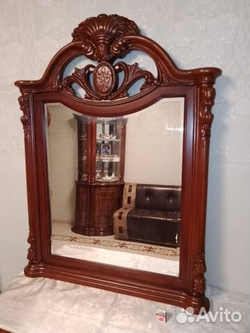 Зеркало в массивной раме