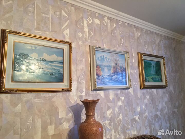 Светильник с абажуром и картины