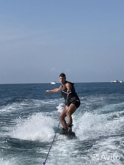 Катание на вейкборде за катером