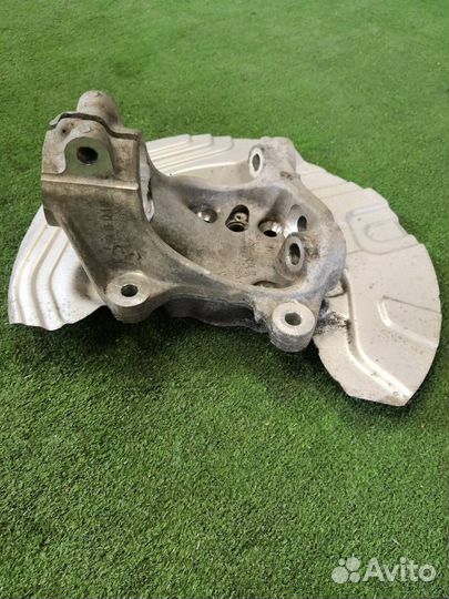 Кулак передний левый Bmw X1 E84 N46B20 2012