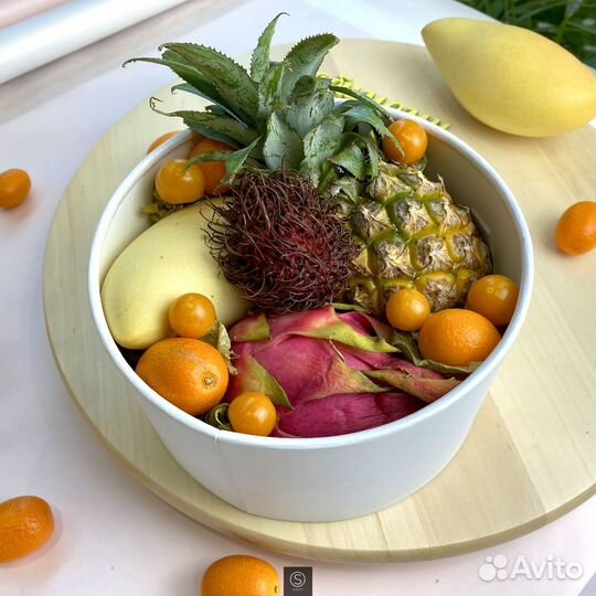 Подарочная корзина с экзотическими фруктами