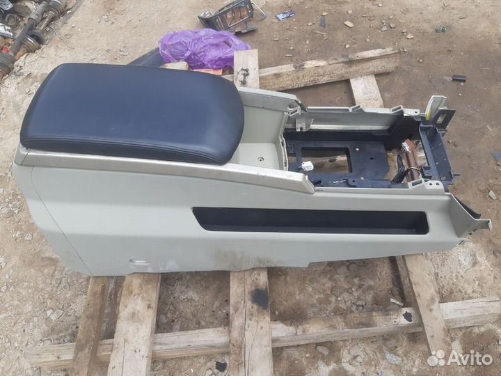 Консоль центральная (подлокотник) Infiniti QX56