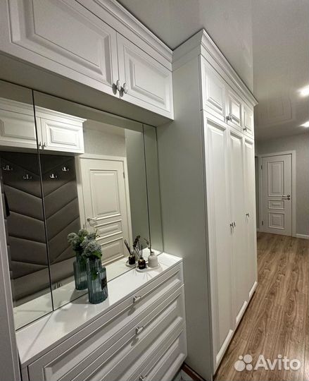 Модульная прихожая с зеркалом Мягкий пуф