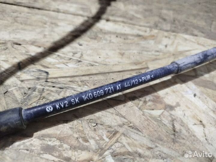 Трос стояночного тормоза Skoda Octavia a5